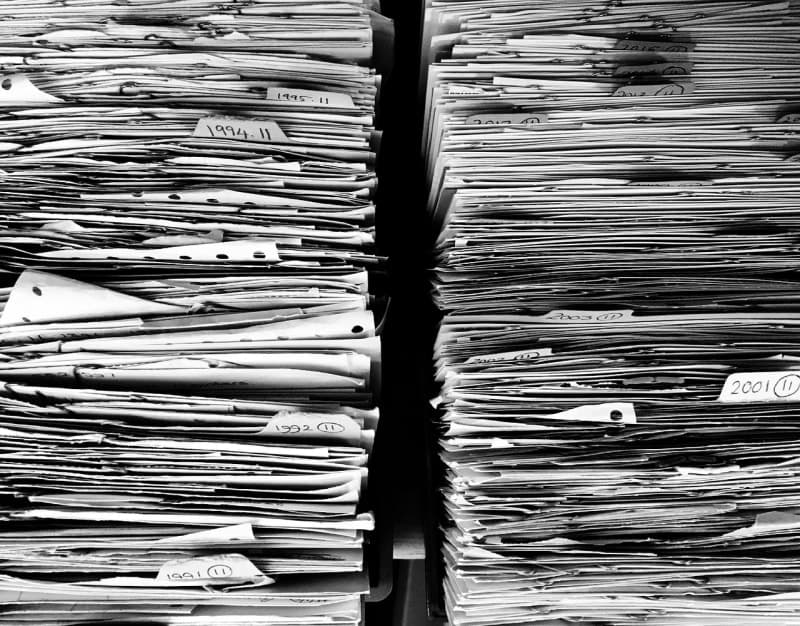 رسائل Beitragsservice تصل بالألمانية فقط، مما يدفع كثيرين لتجاهلها German official letter Beitragsservice envelope bureaucracy paperwork