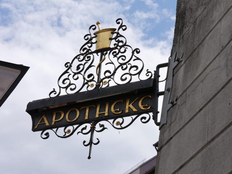 Tausende Apotheken blieben heute im Rahmen des Protesttags geschlossen German pharmacy Apotheke sign red A symbol