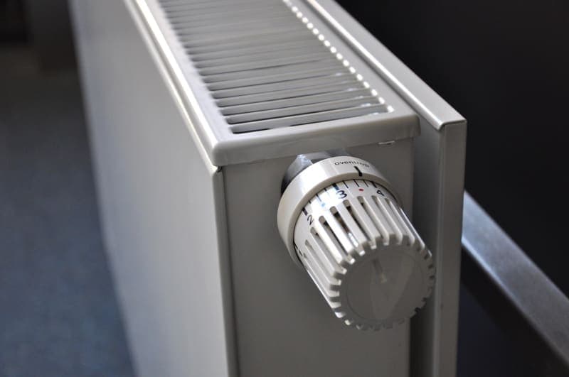 Heizkosten prüfen: Mieter haben ein Recht auf korrekte Abrechnung German apartment radiator heater thermostat close-up