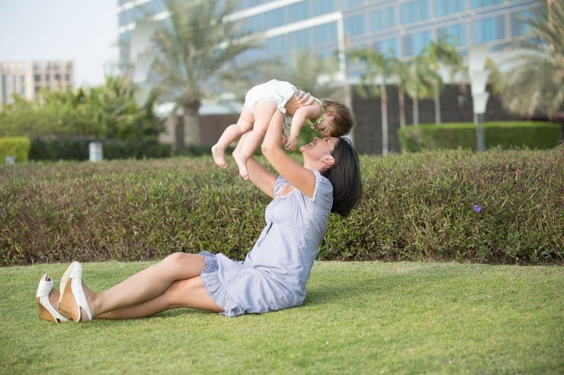 تفعيل إعدادات الأمان مع طفلك يفتح حواراً حول الاستخدام الآمن parent and child looking at phone settings together family digital safety