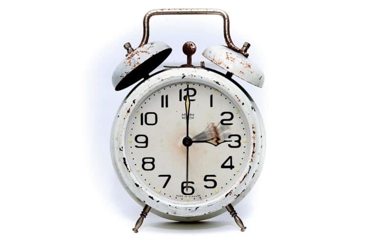 منبهان على جهازين مختلفين: أبسط حماية من Abmahnung صباح الاثنين alarm clock morning bedroom time change waking up