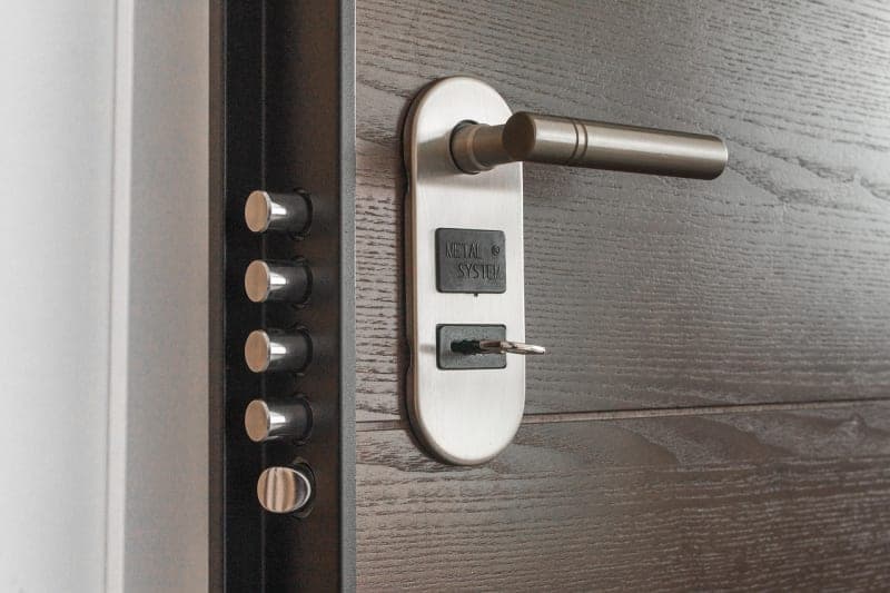 نظام Schließanlage في المباني الألمانية: فقدان مفتاح واحد قد يعني تغيير أقفال المبنى بالكامل German apartment building door lock Schließanlage