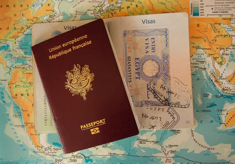 Schengen-Visum-Stempel im Reisepass an einer europaeischen Grenzkontrolle Schengen visa passport stamp border control Europe