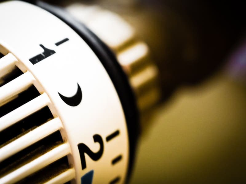 تكاليف التدفئة تشكل النصيب الأكبر من الـ Nebenkosten في المنازل الألمانية German apartment building heating system energy costs winter
