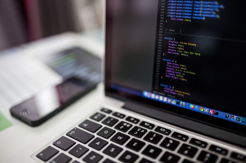 IT-Fachkraefte koennen die Blue Card auch ohne Hochschulabschluss erhalten software developer working laptop Berlin coworking office