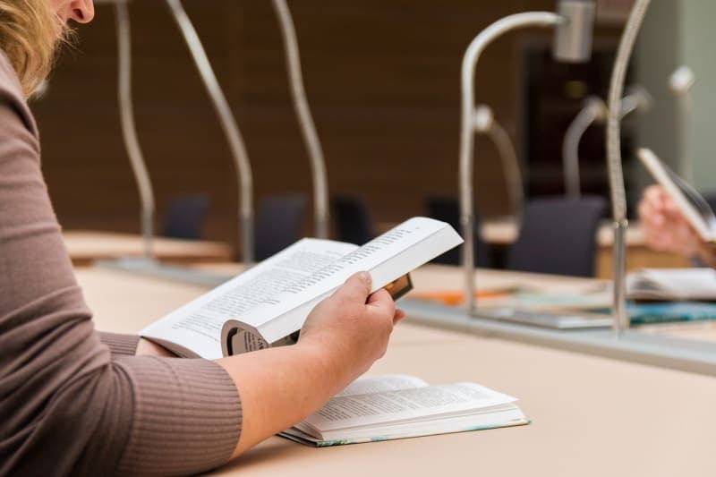 Symbolbild: Prüfungsraum für den Einbürgerungstest German citizenship test Einbürgerungstest exam room