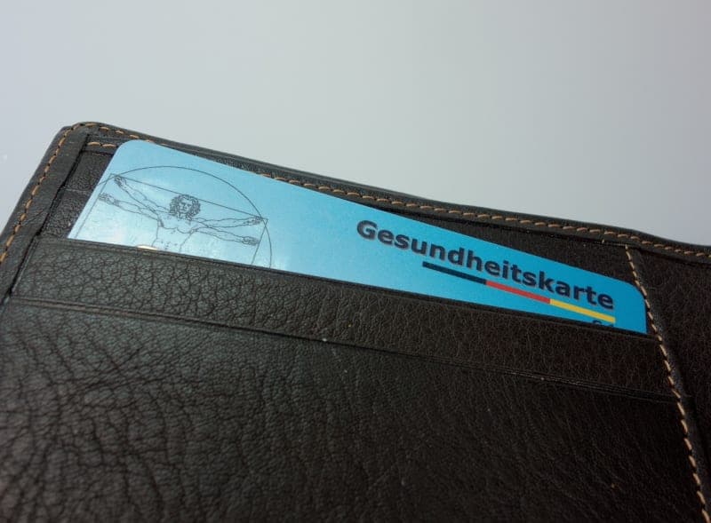 بطاقة التأمين الصحي تكفي لبدء مسار التشخيص عبر طبيب الأسرة German health insurance card Versichertenkarte medical documents