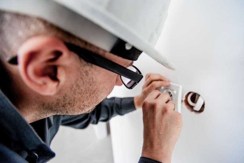 مهن التمريض والحِرَف والتقنية من أكثر التخصصات طلباً في ألمانيا ٢٠٢٦ skilled worker nurse electrician professional workplace Germany