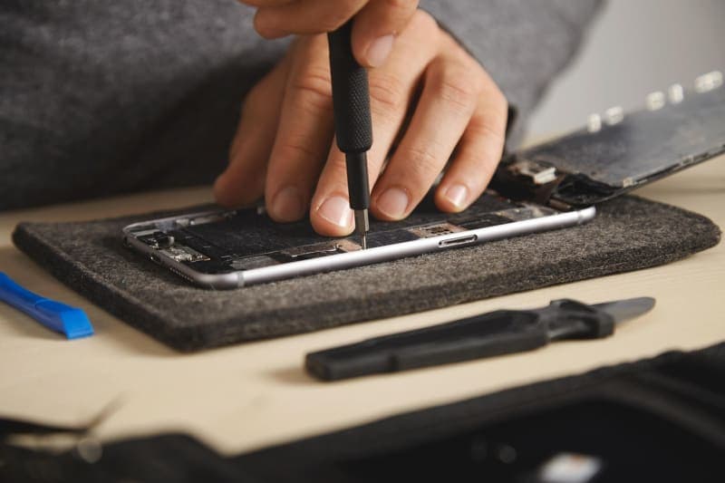 الإصلاح بدلاً من الاستبدال: قطع الغيار ستصبح حقاً قانونياً smartphone repair technician replacing screen spare parts tools