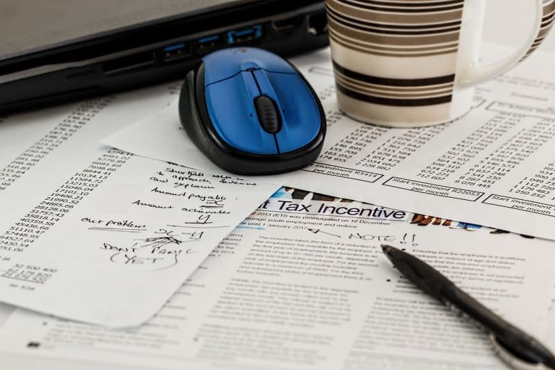 Das Steuerklassen-System hängt direkt am Ehegattensplitting German tax form Steuererklarung married couple documents desk
