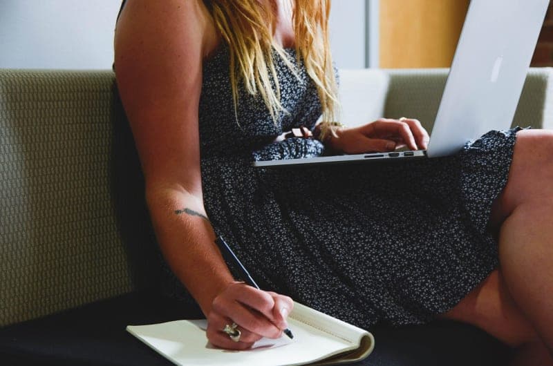 العمل من المنزل كخيار لتوفير تكاليف التنقل person working from home laptop Germany apartment