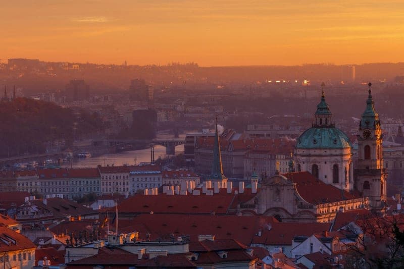 Mit der Sommerzeit werden die Abende in Berlin merklich länger Berlin sunrise morning city skyline spring