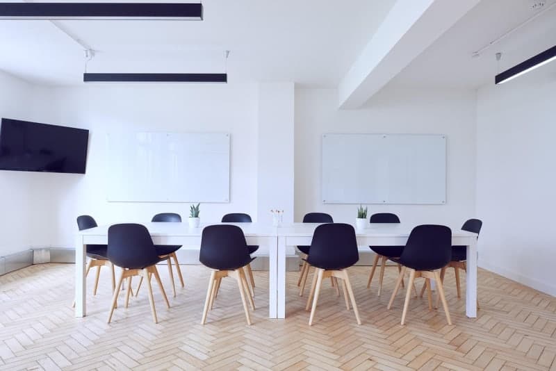 أوقات الانتظار للحصول على موعد علاج نفسي في ألمانيا تتراوح بين 3 و6 أشهر psychotherapy waiting room empty chairs Germany
