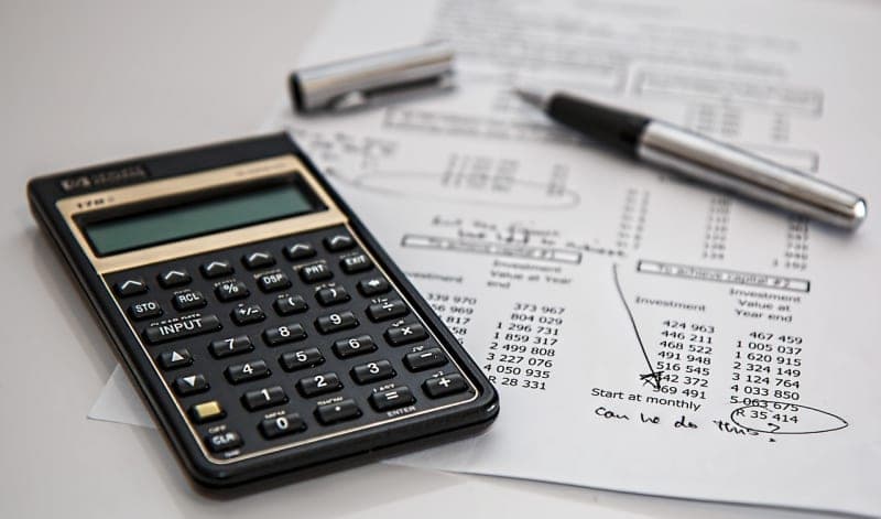 الوثائق الأساسية التي تحتاجها لموعدك الأول German tax documents Lohnsteuerbescheinigung paperwork desk
