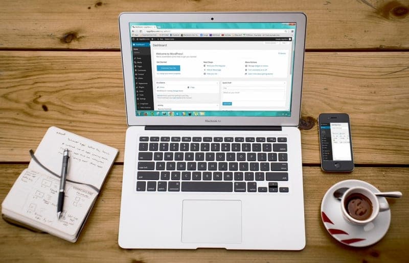 مقارنة أسعار الطاقة عبر الإنترنت يمكن أن توفّر مئات اليوروهات person using energy comparison website laptop household bills