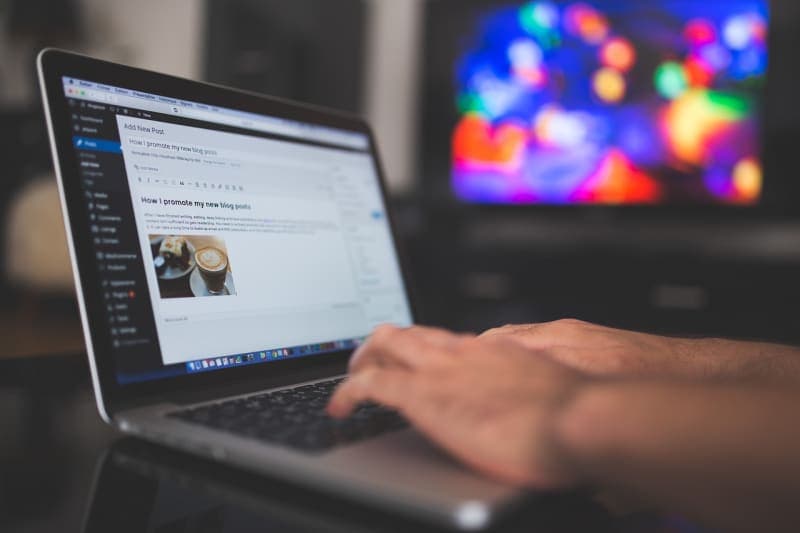Energieanbieter vergleichen und wechseln kann Hunderte Euro sparen person using energy comparison website laptop household bills