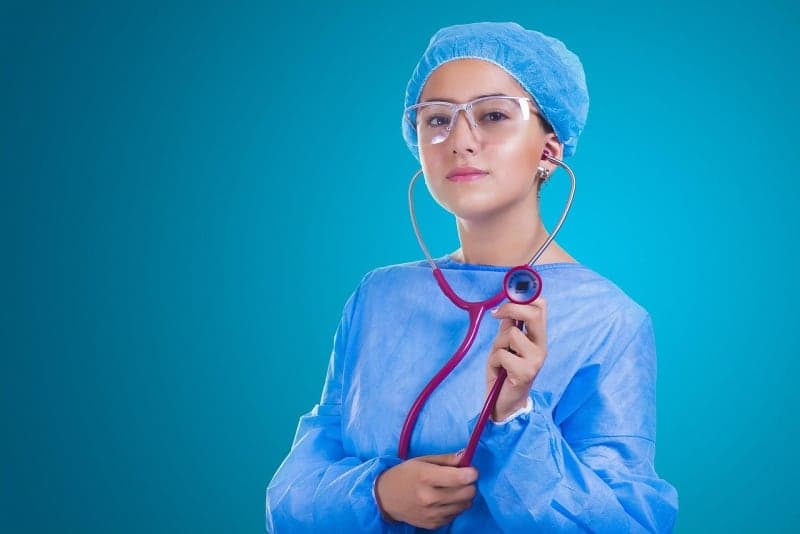 Tausende ausländische Ärzte warten auf die Anerkennung ihrer Abschlüsse foreign doctor medical professional Germany hospital stethoscope