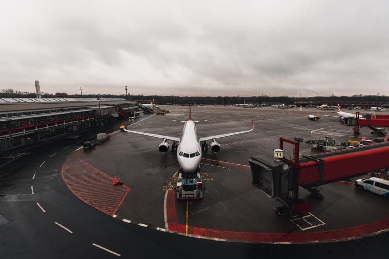 طائرات متوقفة على المدرج. سيناريو قد يتكرر في المطارات الألمانية airplane grounded parked airport tarmac fleet