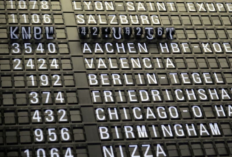 Abflugtafel an einem deutschen Flughafen. Diesen Sommer koennten viele Verbindungen wegfallen airport departure board cancelled flights Germany