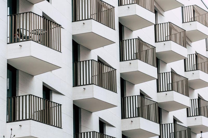 Steigende Energiekosten treffen vor allem Mieter in Altbauten mit Gas- oder Ölheizung German apartment building residential block heating energy