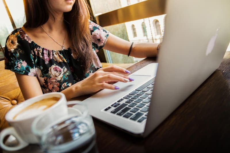 مهنيون من خارج الاتحاد الأوروبي يمكنهم الآن العمل في ألمانيا عبر مسار الخبرة person working at computer office Germany professional job