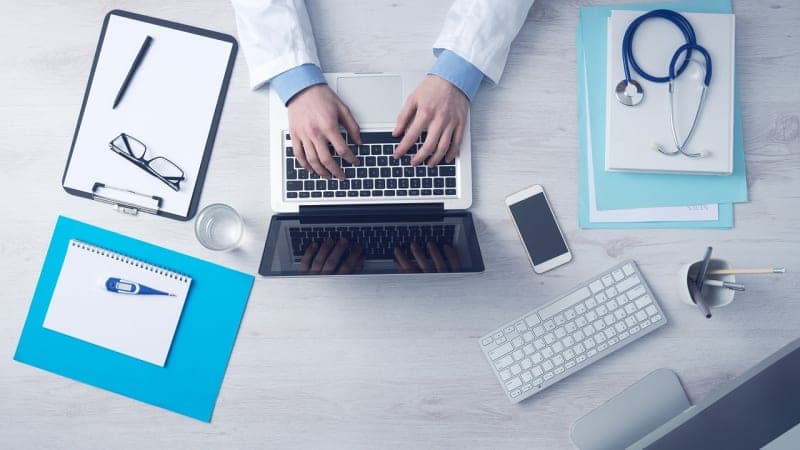 Aerzte koennen die Medikamente kuenftig als Off-label-Verschreibung auf Kassenrezept verordnen german medical practice doctor consultation healthcare office