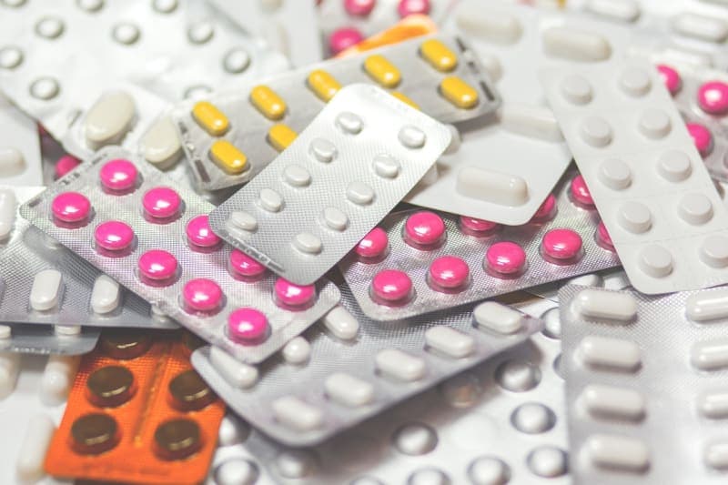 In der Apotheke reicht kuenftig ein normales Kassenrezept fuer die vier Long-Covid-Praeparate german pharmacy apotheke prescription medication counter