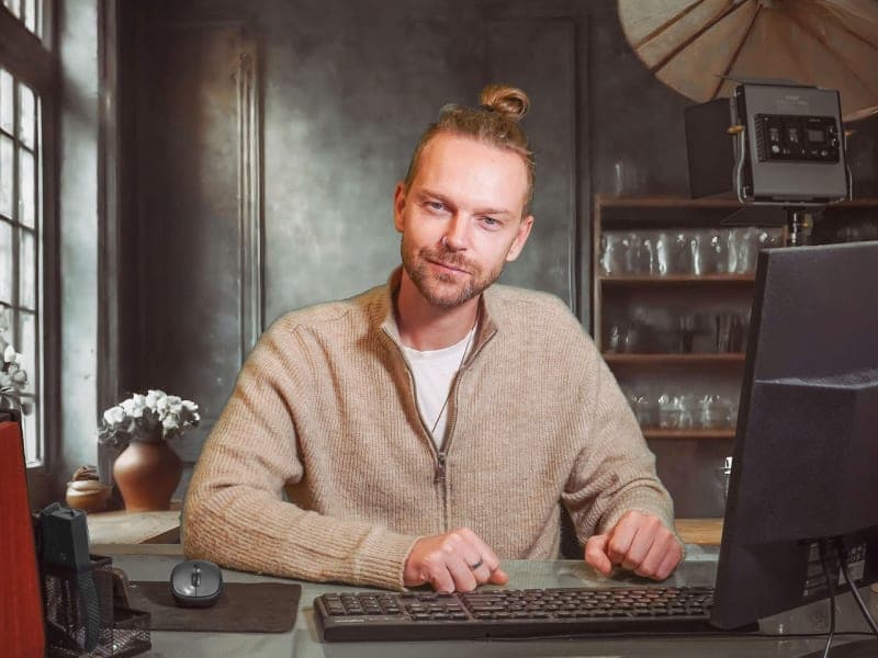 Alle Pruefungsfragen sind kostenlos im BAMF-Online-Testcenter verfuegbar person studying with laptop German test preparation online learning