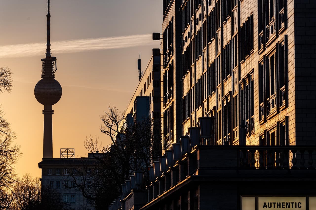 Sommerzeit bringt längere Abende — endlich wieder Spielplatz nach dem Abendessen Berlin evening sunset spring park families outdoor gathering