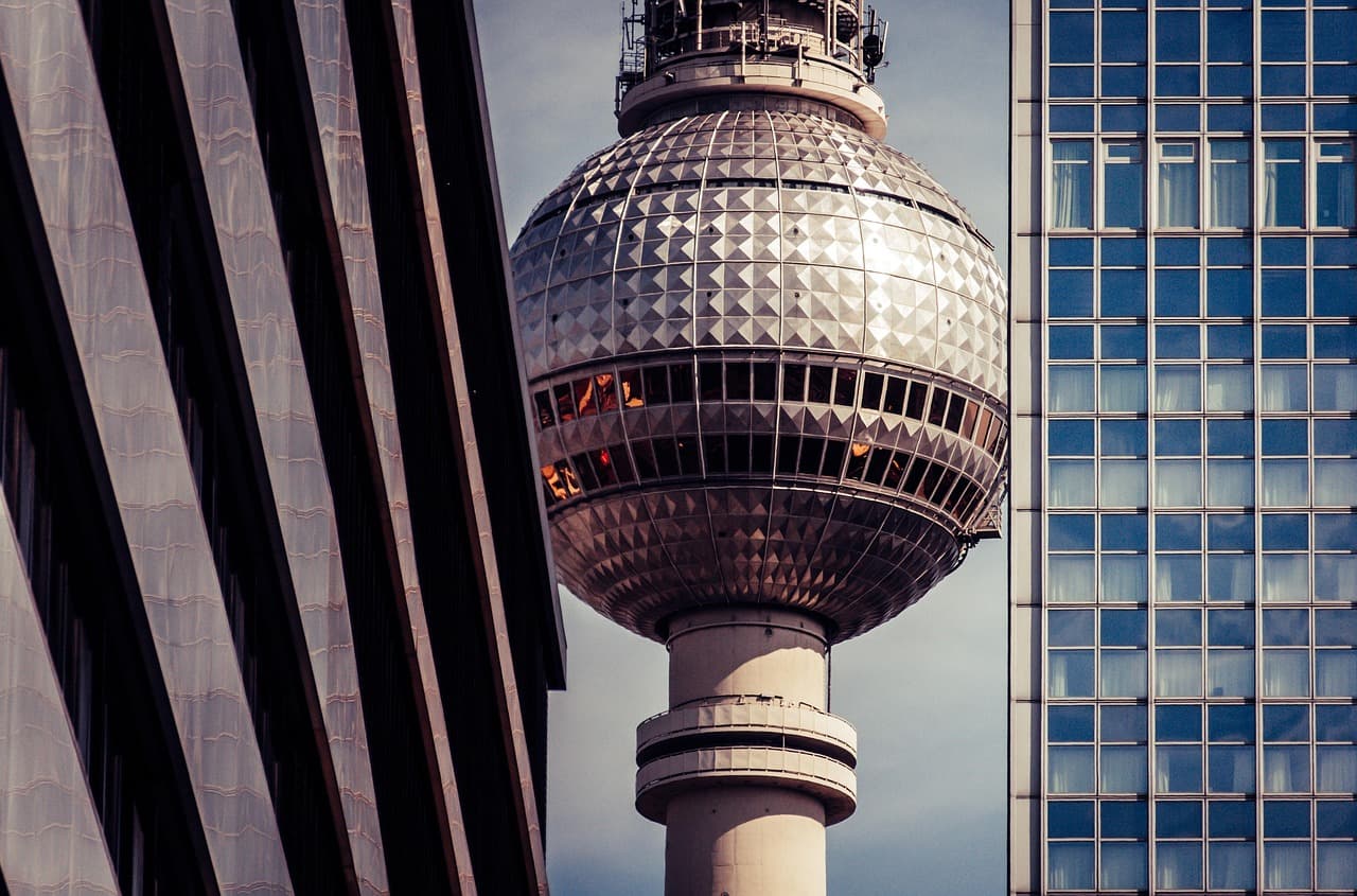 طالبان يقودون السفارة الأفغانية ببرلين.. ومدارس نيوكولن تتهالك