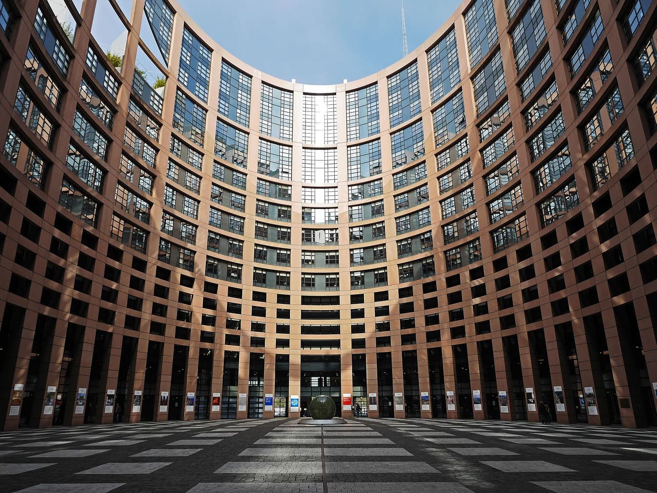 مبنى البرلمان الأوروبي في بروكسل حيث يناقش المقترح التشريعي European Parliament building Brussels EU legislation