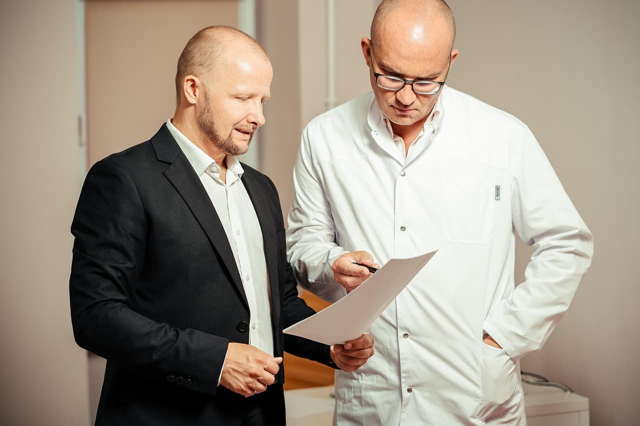 التشخيص يبدأ بزيارة طبيب الأسرة Hausarzt للحصول على تحويل German psychiatrist doctor office consultation mental health