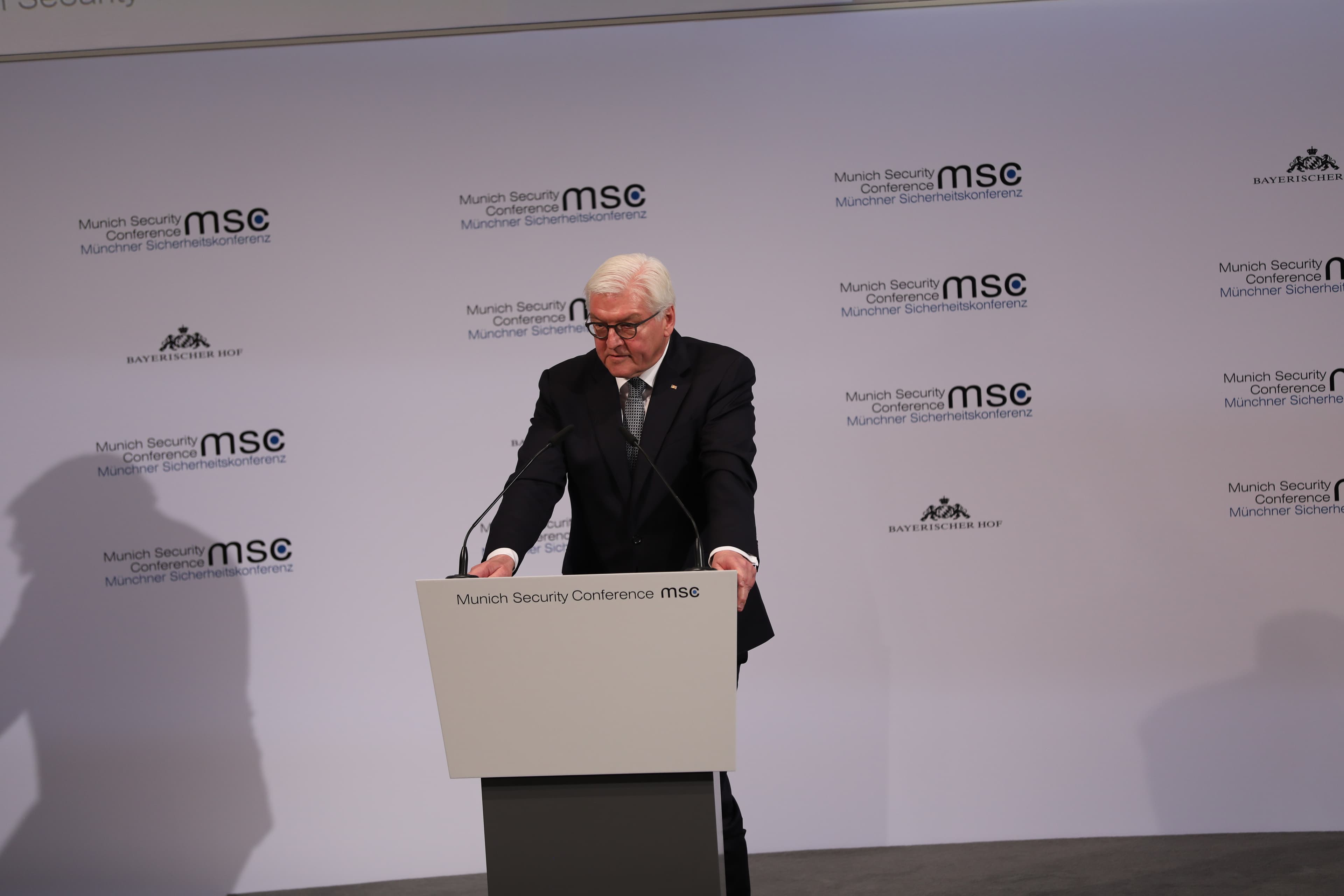 شتاينماير ينتقد حرب إيران وثلثا الألمان يرفضون لاجئين جدد.. ملخص الصحافة