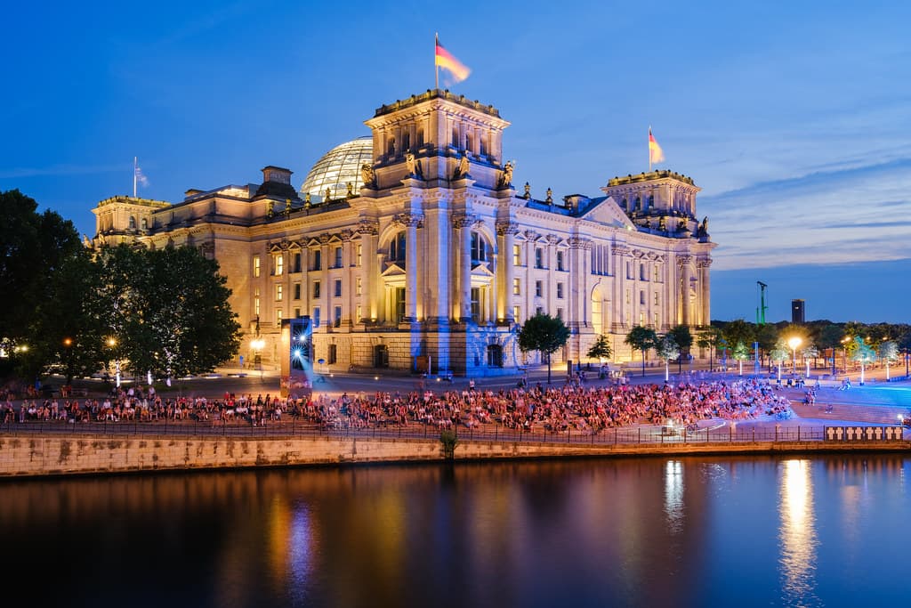 Abschiebezentren außer EU und Hormuz-Krise – Abendüberblick der deutschen Presse