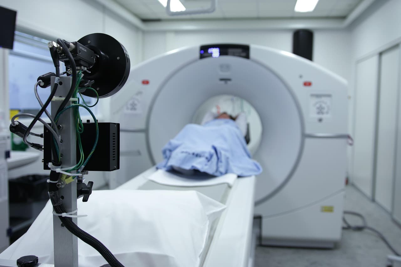 Die Niedrigdosis-CT dauert nur wenige Minuten und erfordert weder Kontrastmittel noch Fasten CT scan machine hospital radiology low dose screening