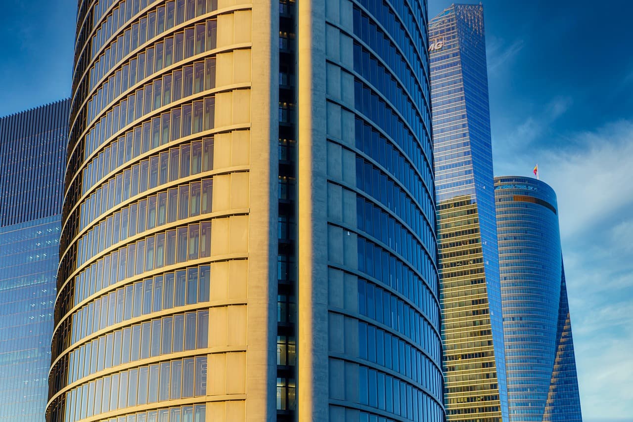 Die Krankenhauslandschaft in Deutschland wird durch die Reform grundlegend umstrukturiert german hospital building exterior modern architecture