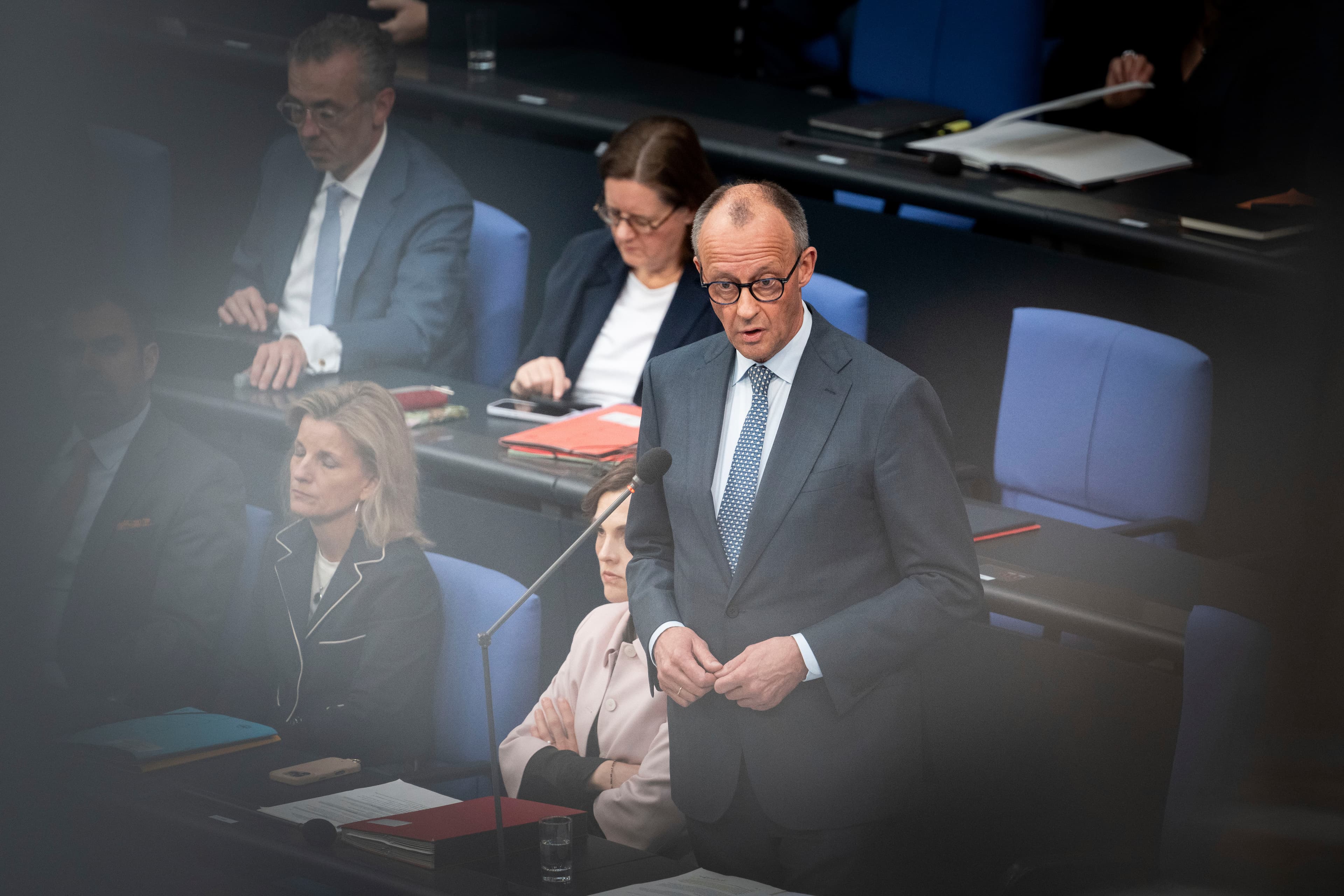 خطة ميرتس لإعادة 80% من السوريين وعقوبة الإعدام للفلسطينيين.. صدى الصحافة الألمانية