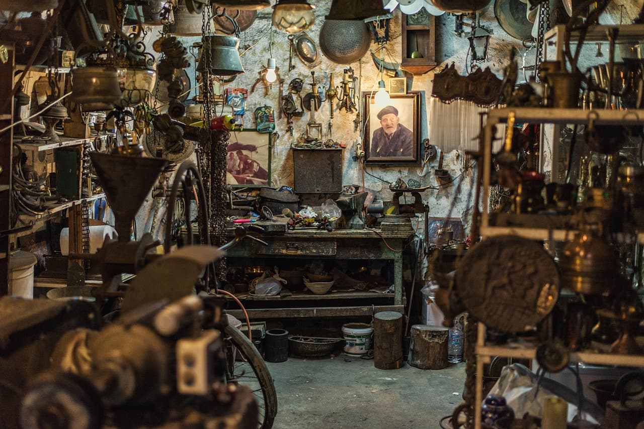 Ausbildungswerkstatt in Deutschland German vocational training workshop young apprentice mechanic