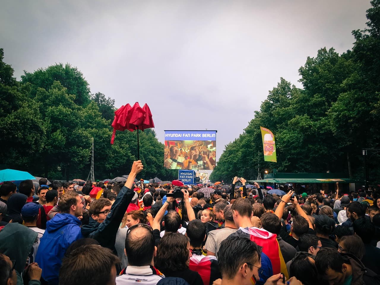 مشاهدة جماعية لمباريات كأس العالم في ألمانيا public viewing football big screen outdoor Berlin
