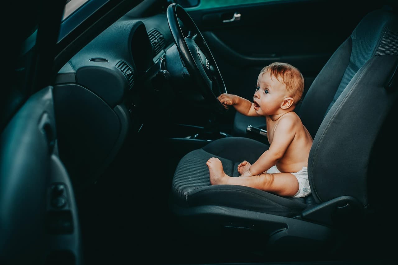 Ein korrekt eingebauter, geprüfter Kindersitz kann bei einem Unfall Leben retten baby car seat installed rear-facing vehicle interior