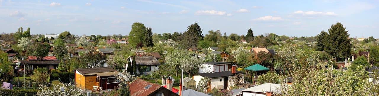 مستعمرة Kleingarten في برلين خلال فصل الربيع German Kleingarten colony allotment garden spring flowers Berlin