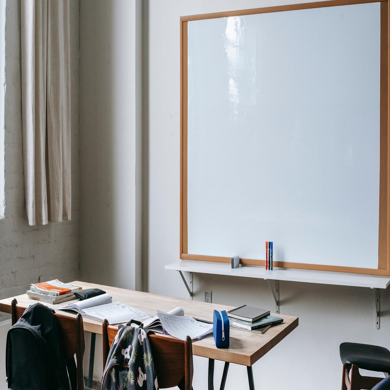 صورة توضيحية: فصل دراسي في مدرسة ألمانية school classroom germany empty desks