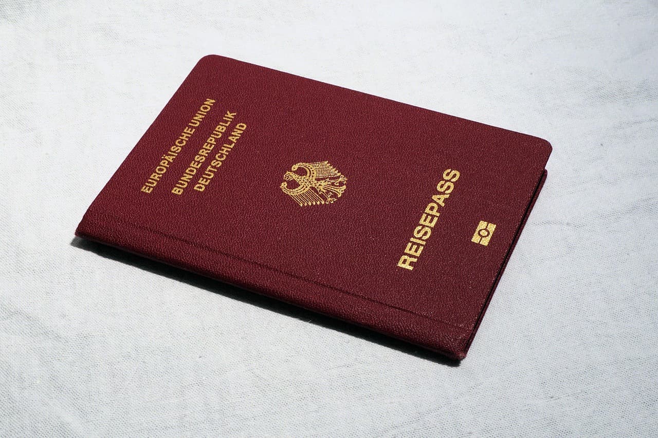 صورة توضيحية: وثائق سفر ألمانية germany passport documents travel airport