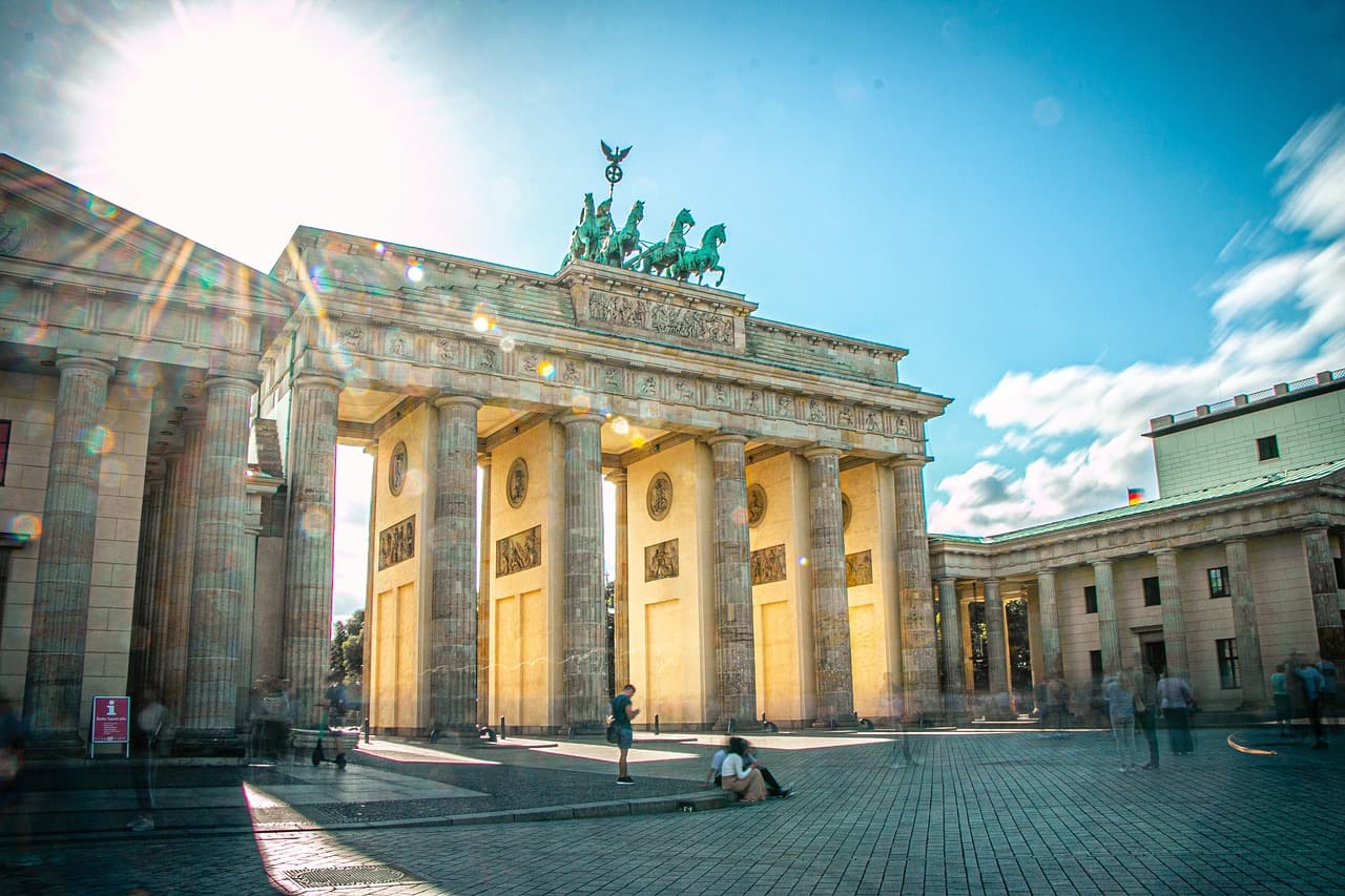 Laeuferinnen und Laeufer passieren das Brandenburger Tor beim Halbmarathon 2026 Berlin half marathon runners crowd Brandenburger Tor 2026