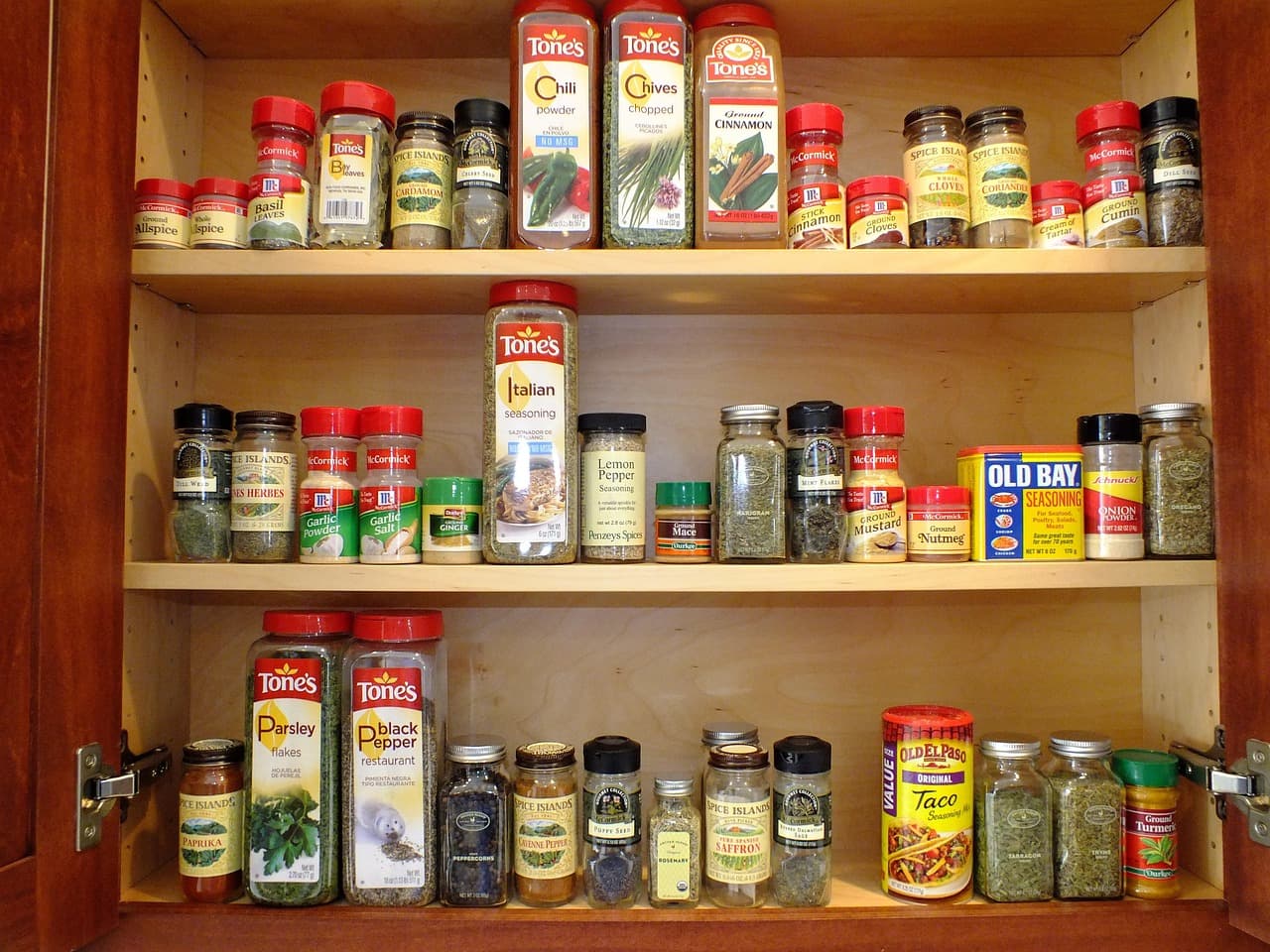 مقارنة سريعة بين أرقام العلب وقائمة lebensmittelwarnung.de تأخذ خمس دقائق parent checking pantry shelf jars