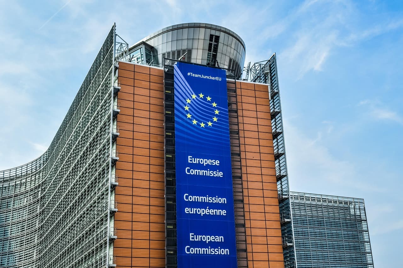 مقرّ المفوضية الأوروبية في بروكسل، حيث أُعلن الاقتراح يوم 20 أبريل. European Commission headquarters Berlaymont Brussels building facade