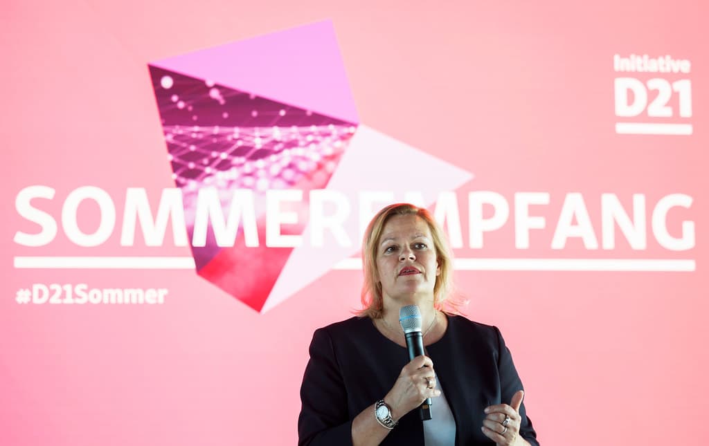 هل تقرأ ألمانيا واتسابك؟ الحقيقة