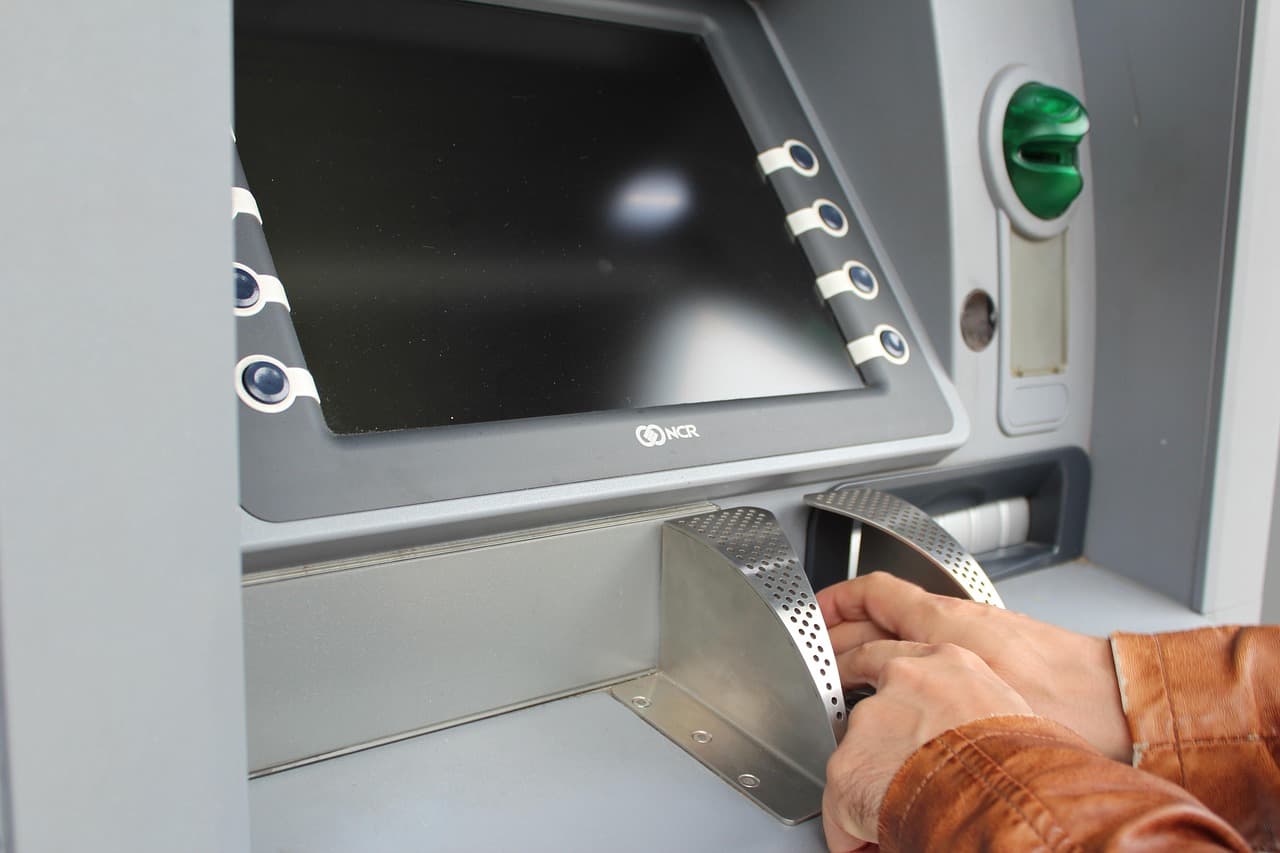 Geldautomaten verschwinden, Cashback an der Kasse bleibt eine kostenlose Alternative ATM cash machine in German city street